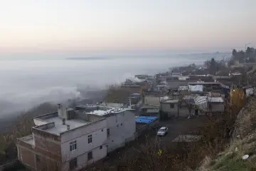 Diyarbakır Hevsel Bahçeleri çevresinde sis altında kalan evler, tarım alanları ve Dicle Vadisi manzarası.