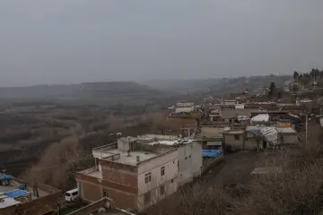 Diyarbakır'da yamaç yerleşimi, Dicle Vadisi ve Hevsel Bahçeleri çevresinin puslu hava altındaki geniş manzarası.