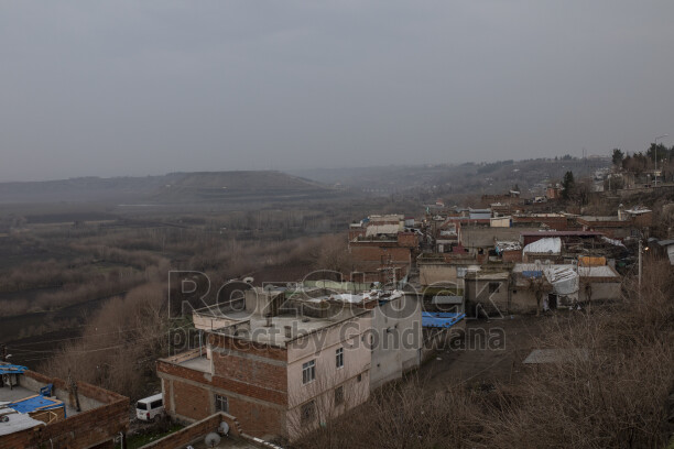 Diyarbakır'da yamaç yerleşimi, Dicle Vadisi ve Hevsel Bahçeleri çevresinin puslu hava altındaki geniş manzarası.