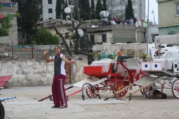 Mersin’de yaşayan romanlar kentin kültürel ve sosyal hayatında önemli bir yer tutan, çoğunlukla Akdeniz ve Çamlıbel gibi mahallelerde yoğunlaşan renkli bir topluluktur. Geçimlerini, faytonculuk, müzisyenlik, ayakkabı boyacılığı ile sağlıyor.