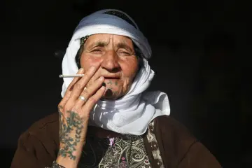 Mezopotamyanın tarihi motiflerini adeta üzerinde taşıyan yaşlı kadın;bereket,güç,aidiyet,korunma,acı ve sevinç gibi tüm derin anlamları kendisinde taşımaktadır.Aynı zamanda deq kültürü ile tarihi yeni nesillere taşımaktadır.