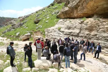 Diyarbakır'dan Musul'a keleklerle sevk edilmek üzere yola çıkarılan Ermeni ileri gelenleri ve aydınları, Dicle Nehri üzerindeki kanyonlarda ve nehir kıyısındaki köylerde katledilmiştir. Kasaplar Taburu adı verilen görevliler tarafından topluca katledildiği yer olan Raman Dağı eteklerinde bulunuyor.