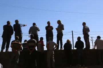 Sınırlar, savaş ve göç, insanlık tarihinin en yıkıcı ve derin izler bırakan trajedilerini özetleyen kavramlardır. Haritalar üzerine çizilen yapay çizgiler olan sınırlar; savaşlar eliyle değiştiğinde ya da aşılmaz duvarlara dönüştüğünde, bireylerin ve toplumların kaderini kökten değiştirir