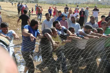Sınırlar, savaş ve göç, insanlık tarihinin en yıkıcı ve derin izler bırakan trajedilerini özetleyen kavramlardır. Haritalar üzerine çizilen yapay çizgiler olan sınırlar; savaşlar eliyle değiştiğinde ya da aşılmaz duvarlara dönüştüğünde, bireylerin ve toplumların kaderini kökten değiştirir