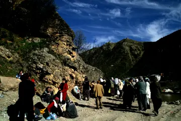 Alevi inancında kutsal sayılan ve Munzur ile Pülümür Çayı'nın birleştiği yer olan Gola Çetu mekanı halk tarafından ziyaret ediliyor. Ziyaretin Uzun Çayır Barajı altında kalmasıyla üst kısımlara taşınmıştı. Günlük olarak çıraların yakıldığı, dilek tutulduğu ve duaların yapıldığı bir kutsal mekandır.