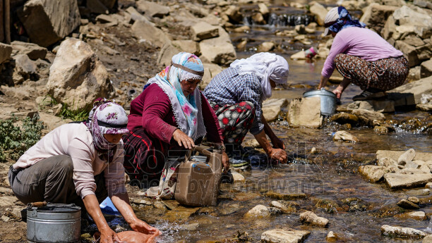 Hakkari yaylasında derede çalışan kadınlar, su kullanımı ve günlük yayla yaşamı