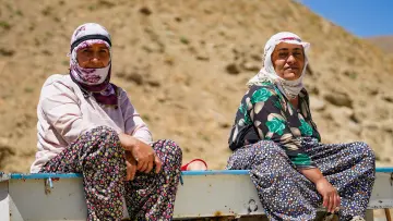 Hakkari yaylasında geleneksel kıyafetli kadınlar ve yöresel yayla yaşamı