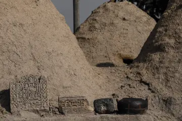 Harran'daki tarihi taş kitabeler ve kerpiç evler, Mezopotamya'nın zengin kültürel mirasını yansıtır.