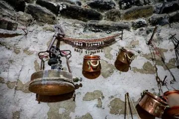 Harran konik kubbeli evinin içindeki geleneksel bakır kaplar ve metal eşyalar.
