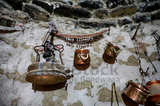 Harran konik kubbeli evinin içindeki geleneksel bakır kaplar ve metal eşyalar.