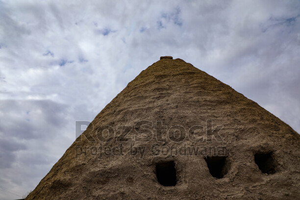 Harran'da geleneksel konik kubbeli evin dış görünümü ve kubbe üzerindeki küçük açıklıklar.
