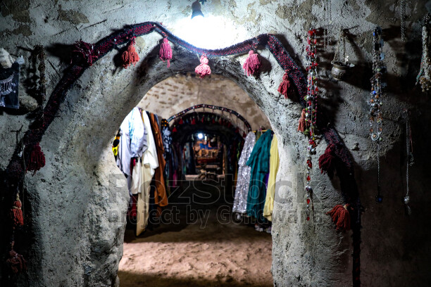 Harran Kümbet Evi'nin iç mekanında geleneksel dokumalar, süslemeler ve yöresel eşyalar.