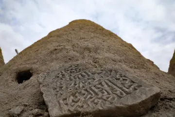 Harran Kümbet Evleri'nde konik kubbe ve kabartmalı yapı detayını gösteren tarihi mimari görünüm.