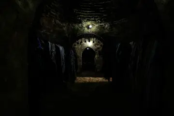 Harran Kümbet Evi'nin konik kubbeli iç mekanı ve geleneksel mimari detayları.