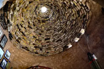 Harran Kümbet Evi'nin tuğla örgülü konik kubbesi ve geleneksel iç mekan mimarisi.