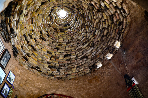 Harran Kümbet Evi'nin tuğla örgülü konik kubbesi ve geleneksel iç mekan mimarisi.