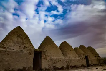 Harran Kümbet Evleri'nin yan yana sıralanan konik kubbeleri ve tarihi mimari dokusu.