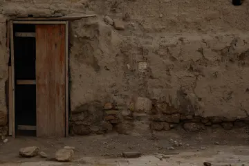 Harran'da geleneksel kerpiç duvar ve ahşap kapı detayı. Tarihi evlerin özgün mimari dokusunu yansıtan görünüm.