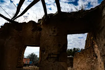 Harran'daki tarihi evlerin kerpiç duvar, ahşap kiriş ve mimari detaylarını gösteren görünüm.