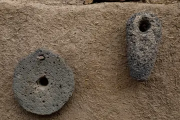 Harran'da geleneksel öğütme araçları olarak kullanılan bazalt taşların yakın plan görünümü.