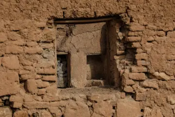 Harran'ın geleneksel kerpiç evlerinde bulunan küçük pencere detayı ve yüzyıllardır ayakta kalan toprak duvar dokusu.