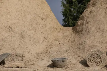 Harran'daki geleneksel kerpiç yapılar önünde sergilenen tarihi taş eserler ve mimari detaylar, Mezopotamya'nın kültürel miras