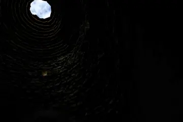 Harran'daki tarihi yapının içinden görülen gökyüzü, dairesel mimari ve gün ışığıyla etkileyici bir görünüm sunuyor.