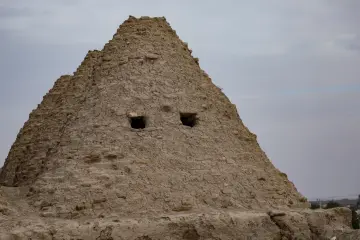 Şanlıurfa'nın Harran ilçesindeki geleneksel konik kubbeli kerpiç evlerin yakın plan görünümü.