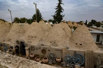 Harran'ın geleneksel konik kubbeli kerpiç evleri ve tarihi mimarisini yansıtan genel görünüm.