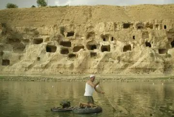 Yukarı Mezopotamya'da Dicle Nehri kıyısında kurulan 12 bin yıllık tarihi Hasankeyf, bir çok uygarlığa başkentlik yapmış olsa da elektrik üretimi gerekçe gösterilerek yapılan Ilısı Barajı sularına gömüldü. İnsanlık tarihinin başlangıç yerlerinden bir tanesi olan Hasankeyf şuan artık olmayacak.