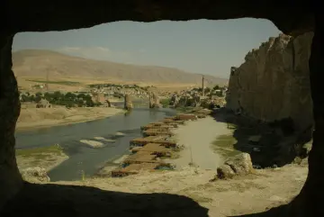 Yukarı Mezopotamya'da Dicle Nehri kıyısında kurulan 12 bin yıllık tarihi Hasankeyf, bir çok uygarlığa başkentlik yapmış olsa da elektrik üretimi gerekçe gösterilerek yapılan Ilısı Barajı sularına gömüldü. İnsanlık tarihinin başlangıç yerlerinden bir tanesi olan Hasankeyf şuan artık olmayacak.