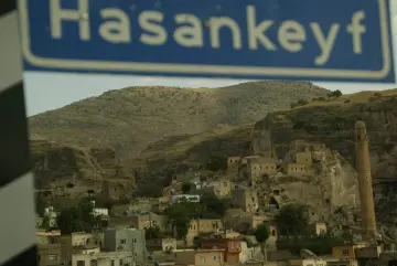 Yukarı Mezopotamya'da Dicle Nehri kıyısında kurulan 12 bin yıllık tarihi Hasankeyf, bir çok uygarlığa başkentlik yapmış olsa da elektrik üretimi gerekçe gösterilerek yapılan Ilısı Barajı sularına gömüldü. İnsanlık tarihinin başlangıç yerlerinden bir tanesi olan Hasankeyf şuan artık olmayacak.