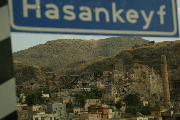Yukarı Mezopotamya'da Dicle Nehri kıyısında kurulan 12 bin yıllık tarihi Hasankeyf, bir çok uygarlığa başkentlik yapmış olsa da elektrik üretimi gerekçe gösterilerek yapılan Ilısı Barajı sularına gömüldü. İnsanlık tarihinin başlangıç yerlerinden bir tanesi olan Hasankeyf şuan artık olmayacak.