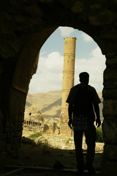 Yukarı Mezopotamya'da Dicle Nehri kıyısında kurulan 12 bin yıllık tarihi Hasankeyf, bir çok uygarlığa başkentlik yapmış olsa da elektrik üretimi gerekçe gösterilerek yapılan Ilısı Barajı sularına gömüldü. İnsanlık tarihinin başlangıç yerlerinden bir tanesi olan Hasankeyf şuan artık olmayacak.