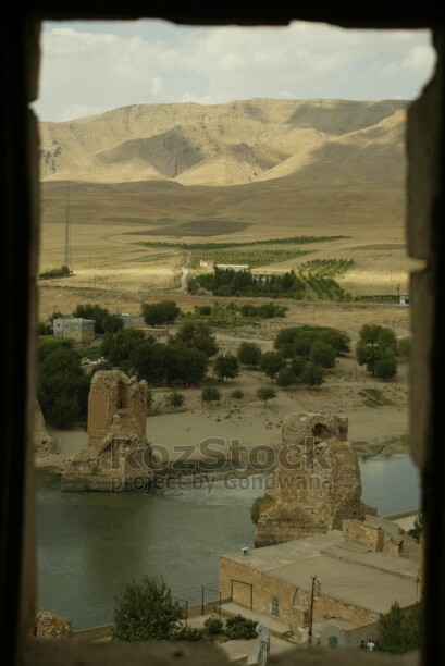Yukarı Mezopotamya'da Dicle Nehri kıyısında kurulan 12 bin yıllık tarihi Hasankeyf, bir çok uygarlığa başkentlik yapmış olsa da elektrik üretimi gerekçe gösterilerek yapılan Ilısı Barajı sularına gömüldü. İnsanlık tarihinin başlangıç yerlerinden bir tanesi olan Hasankeyf şuan artık olmayacak.