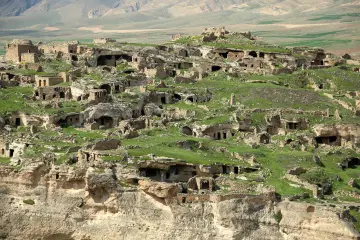 Ilısu barajı yapımı ile tarihi Hasankeyf sular altında kaldı.Birçok medeniyete beşiklik eden tarihi mağaralar artık yok.