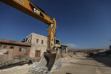 Hasankeyf'te eski bir yapının yıpranmış penceresinden dışarı bakan genç bir buzağı. Tuğla duvar, ahşap pencere ve hayvanın meraklı bakışı, tarihi çevre ile kırsal yaşamın iç içe geçtiği doğal bir sahne oluşturuyor.