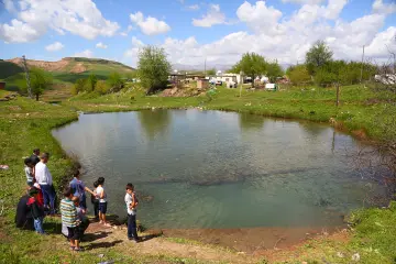 Herzem kenti’nde bulunan ‘Gola Masiya’’, Yaklaşık 3000 yıllık bir geçmişe sahiptir. Tarih boyunca Roma, Dilmeçoğulları Beyliği ve Eyyubiler gibi pek çok medeniyete ev sahipliği yapmıştır. Tarihi kentte bulunan gölde halk tarafından kutsal sayılan balıkların da en az 3 bin yaşadığına inanınılıyor.