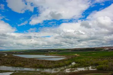 Hevsel Bahçeleri ve Dicle Nehri'nin panoramik manzarası, Diyarbakır'ın UNESCO korumasındaki doğal mirasını yansıtır.