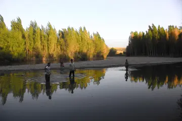Hevsel Bahçeleri'nde Dicle Nehri kıyısındaki doğal yaşam ve gün batımı manzarası, Diyarbakır'ın eşsiz doğasını yansıtır.