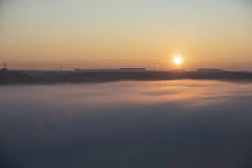 Diyarbakır Hevsel Bahçeleri üzerinde gün batımı, sis tabakası ve Dicle Vadisi'nin etkileyici manzarası.