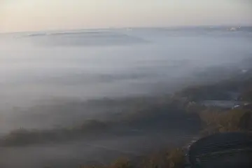 Diyarbakır Hevsel Bahçeleri'nde yoğun sisle örtülen tarım alanları ve Dicle Vadisi'nin sonbahar manzarası.