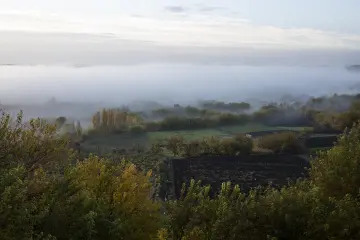 Diyarbakır Hevsel Bahçeleri'nde sonbahar renkleri, tarım alanları ve yoğun sisle kaplanan Dicle Vadisi manzarası.