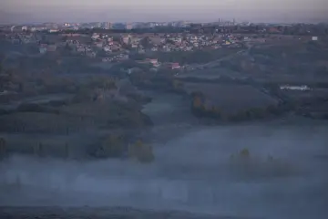 Hevsel Bahçeleri'nden sisli Diyarbakır manzarası, tarım alanları ve şehir görünümü