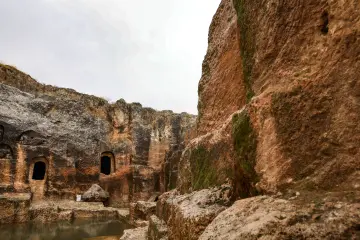 Hilar Mağaraları, kaya mezarları, kaya duvarları ve arkeolojik alan