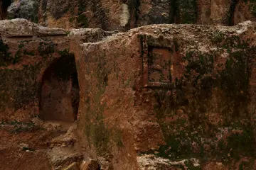 Hilar Mağaraları, kaya nişi, oyma kaya yapıları ve arkeolojik kalıntılar