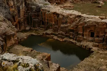 Hilar Mağaraları, kaya odaları, su birikintisi ve arkeolojik kalıntılar