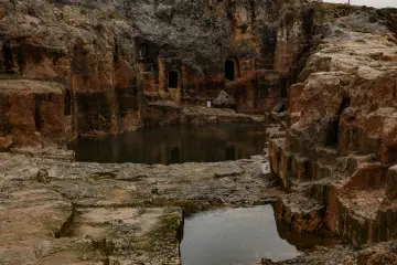 Diyarbakır Ergani Hilar Mağaraları, kaya oyma mezar odaları ve antik nekropol