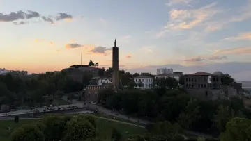 Tarihi Diyarbakır Hz.Süleyman camii’si ve İçkale’nin surlardan çekilmiş  muhteşem geniş açı görünümü.