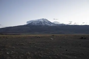 Iğdır'dan görülen Ağrı Dağı'nın karla kaplı zirvesi ve geniş bozkır arazinin doğal manzarası.